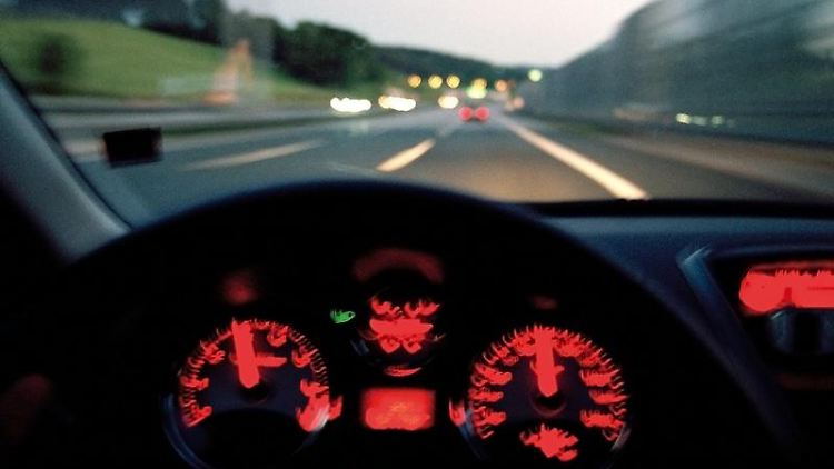 Augenleiden können vor allem für ältere Autofahrer zum Problem werden. Die Folgen einiger Erkrankungen lassen sich nicht mit einer Brille ausgleichen.