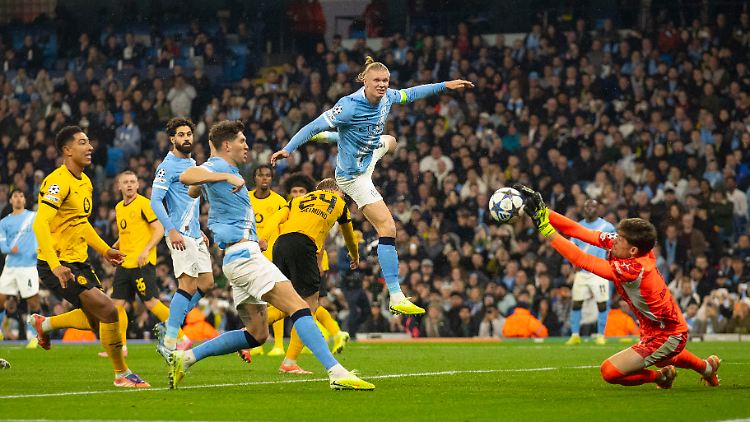 BVB-Torwart Gregor Kobel vereitelt eine Chance von Erling Haaland.