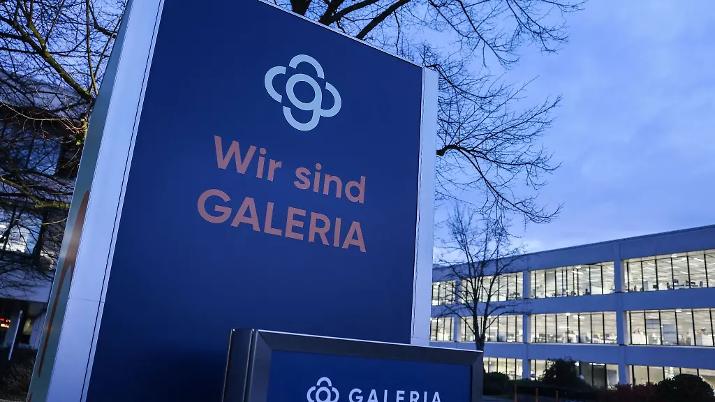 Das-Logo-es-Warenhauskonzerns-Galeria-Karstadt-Kaufhof-steht-vor-der-Zentrale