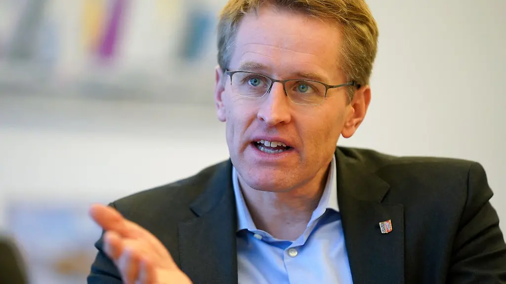 Daniel-Guenther-CDU-Ministerpraesident-von-Schleswig-Holstein-spricht-waehrend-eines-Interviews