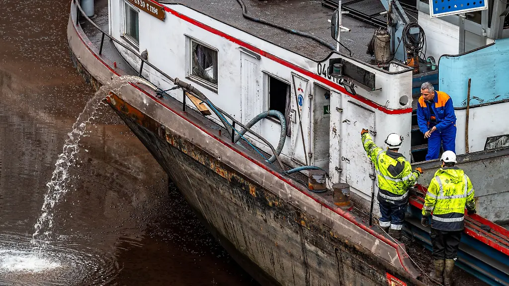 Ein-85-Meter-langes-Gueterschiff-liegt-beschaedigt-in-der-Schleuse-Geisling