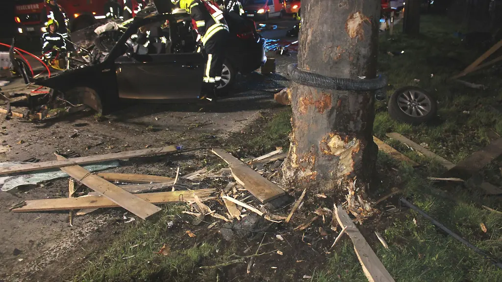 Ein-Auto-steht-nach-einem-Unfall-an-einem-Baum