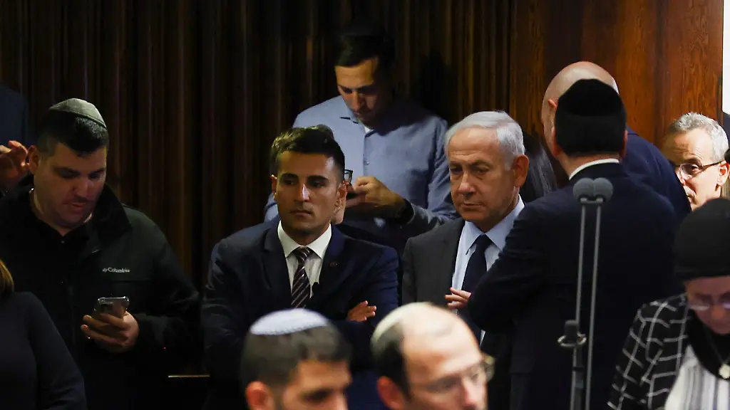 Ministerpraesident-Benjamin-Netanjahu-bei-einem-Treffen-im-Parlament-in-Israel