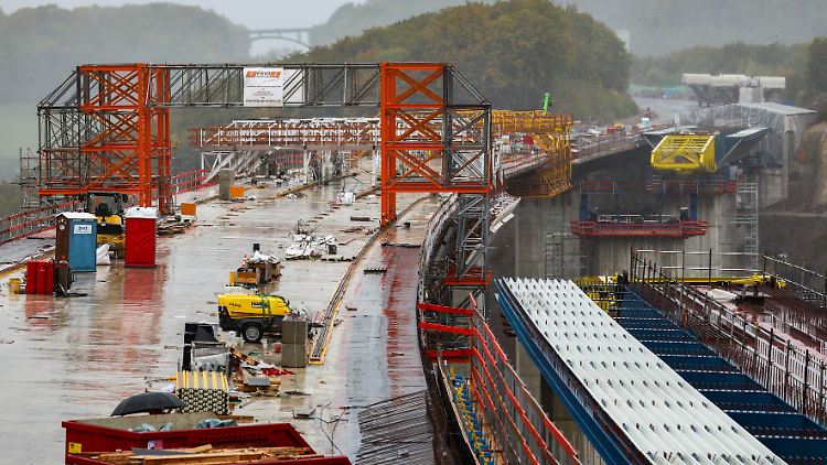 Derzeit wird ein Ersatzbau für die Talbrücke Rahmede bei Lüdenscheid errichtet. 