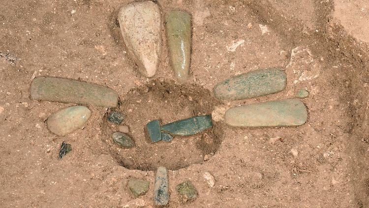 Diese Jadeäxte und Schmuckstücke wurden von Forschern in Aguada Fénix ausgegraben.