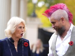 Da geht der Punk ab: Königin Camilla verteilt Ofenkartoffeln