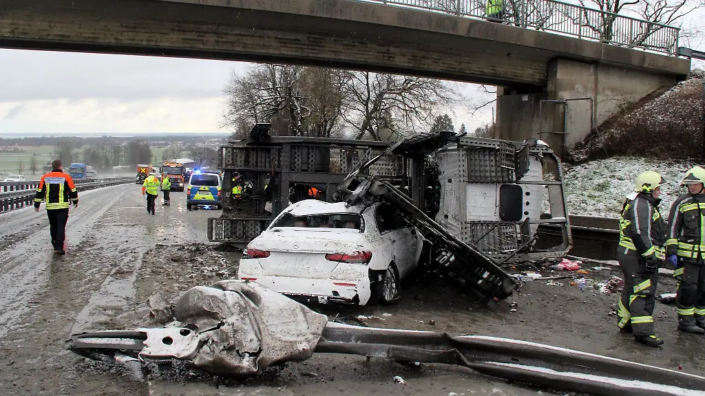 Einsatzkraefte-von-Feuerwehr-und-Polizei-bei-einem-Lastwagen-Unfall-auf-der-Autobahn-8