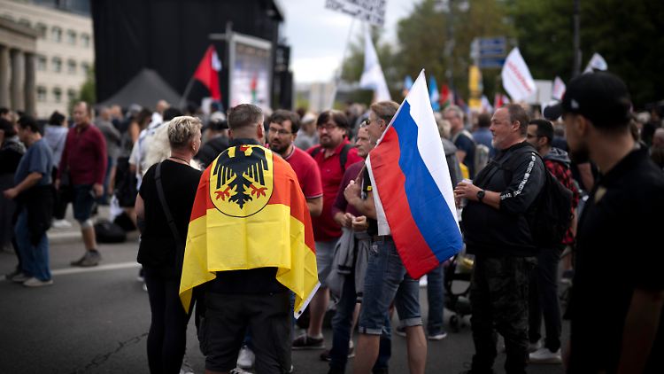 Rund 20 Prozent äußern sich ambivalent gegenüber rechtsextremen und nationalchauvinistischen Aussagen.