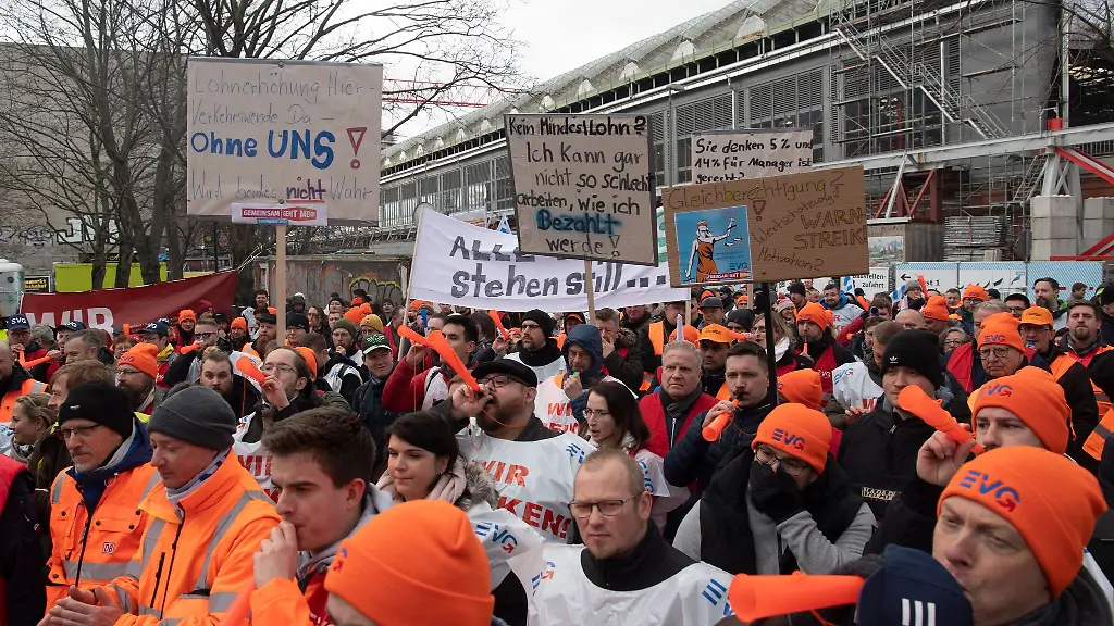 Warnstreikende-der-Eisenbahn-und-Verkehrsgewerkschaft-EVG-stehen-am-Ostbahnhof