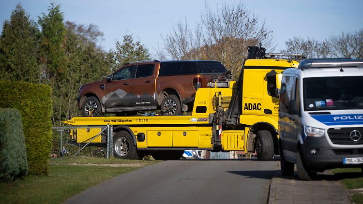 Der Geländewagen wird nach einer Hausdurchsuchung in Reimershagen abtransportiert. 