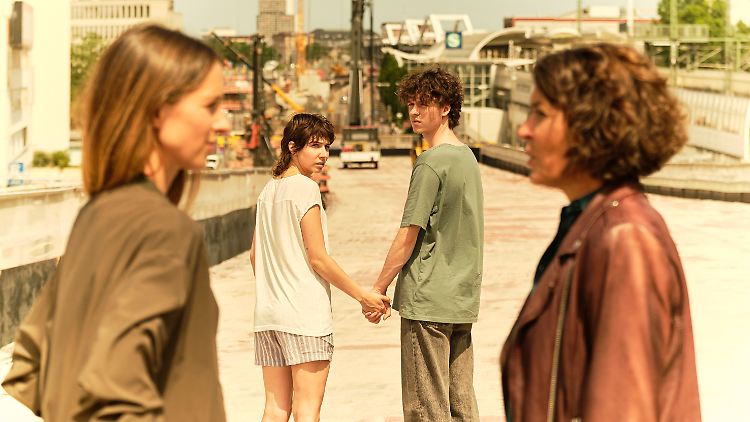 Auf der Baustelle einer Ludwigshafener Brücke treffen Nisha (Amina Merai) und Mike (Jeremias Meyer) auf Lena Odenthal (Ulrike Folkerts) und Johanna Stern (Lisa Bitter).