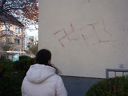 Psychische Kurzschlussreaktion?: Blut-Hakenkreuze in Hanau: 31-Jähriger gefasst