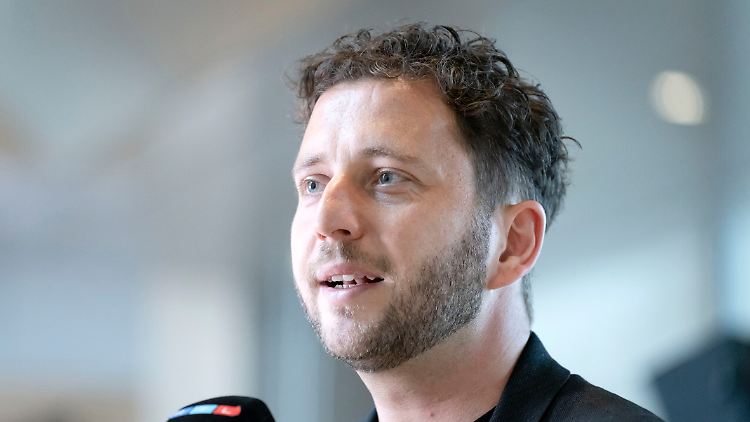 "Der Bundeskanzler betont gerne, Vater und Großvater zu sein", sagt Grünen-Chef Felix Banaszak über Friedrich Merz. "Seiner Klimapolitik merkt man das nicht an."