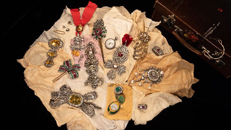 Der Schmuck solle demnächst ausgestellt werden.