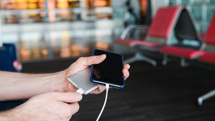 Andere Airlines haben nach Zwischenfällen die Richtlinien in Bezug auf Powerbanks verschärft.