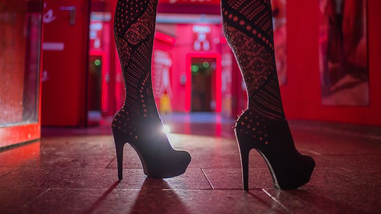 Offiziell arbeiten etwa 32.200 Menschen als Prostituierte in Deutschland - die Dunkelziffer dürfte weit höher sein. 