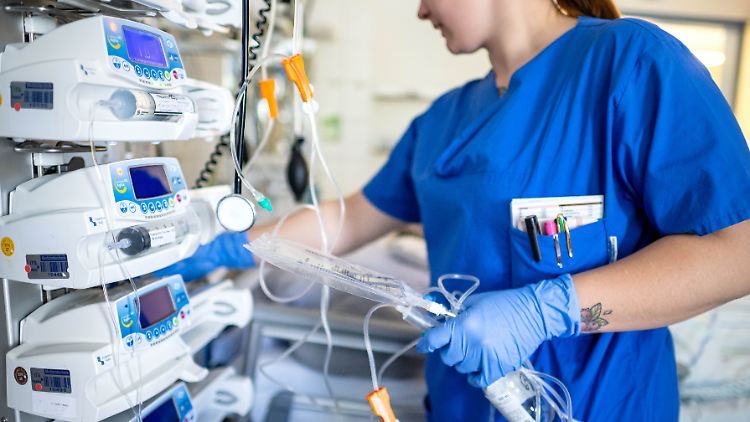 Pflegekräfte bekommen mehr Aufgaben, zum Beispiel das Anlegen von Wundverbänden und Kontrolle bei Diabetes-Erkrankungen. 