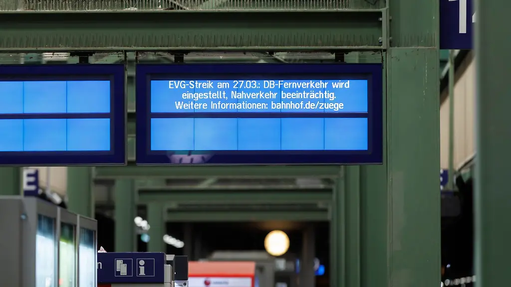 Eine-Hinweistafel-weist-auf-den-Streik-der-EVG-hin-Mit-einem-grossangelegten-bundesweiten-Warnstreik-haben-die-Gewerkschaften-EVG-und-Verdi-am-Montag-weite-Teile-des-oeffentlichen-Verkehrs-lahmgelegt