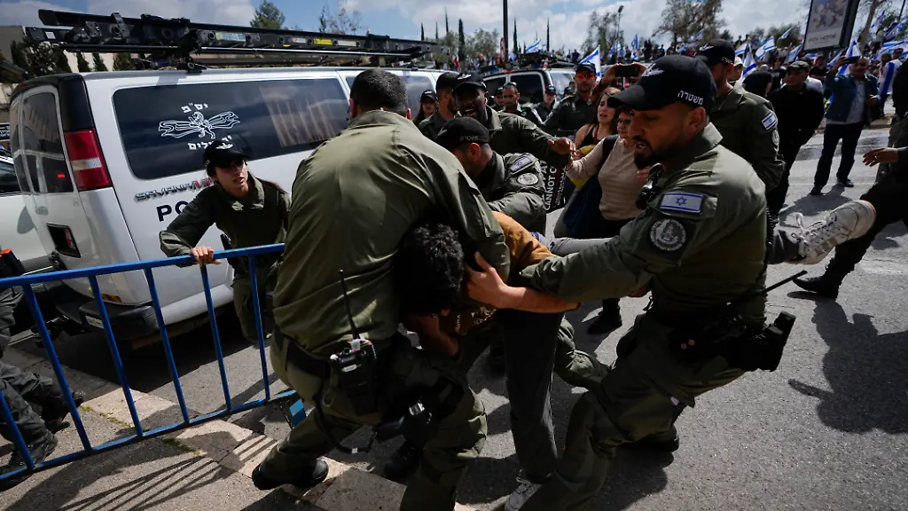 Demonstranten-geraten-mit-der-Polizei-waehrend-einer-Demonstration-vor-dem-Parlament-in-Jerusalem-aneinander