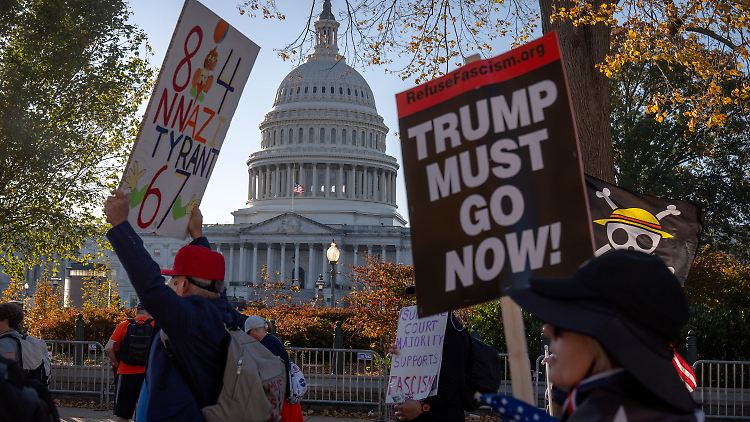Demonstranten, die sich gegen US-Präsident Trump stellen, protestieren in der Nähe des Kapitols. 