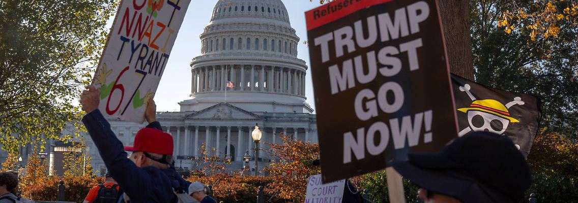 Demonstranten, die sich gegen US-Präsident Trump stellen, protestieren in der Nähe des Kapitols.