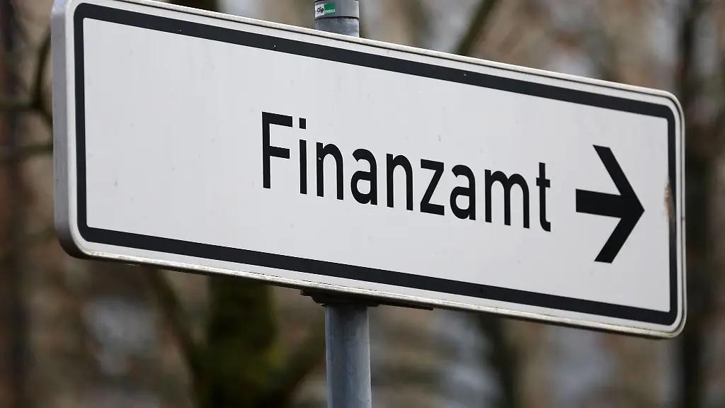 Ein-Schild-weist-den-Weg-zum-Finanzamt