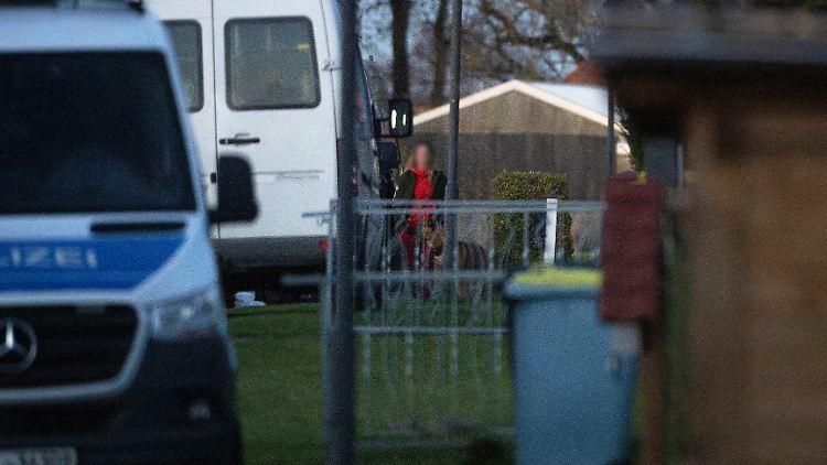 Die tatverdächtige Frau ist vor ihrem Wohnhaus zu sehen.