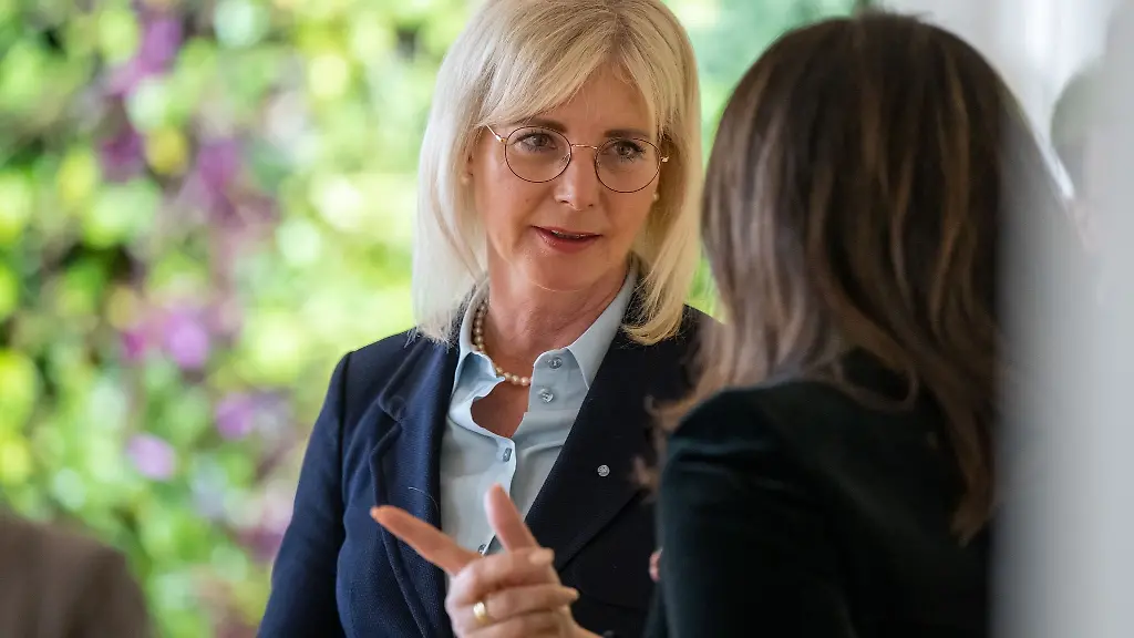 Ulrike-Scharf-l-CSU-Staatsministerin-fuer-Familie-Arbeit-und-Soziales-spricht