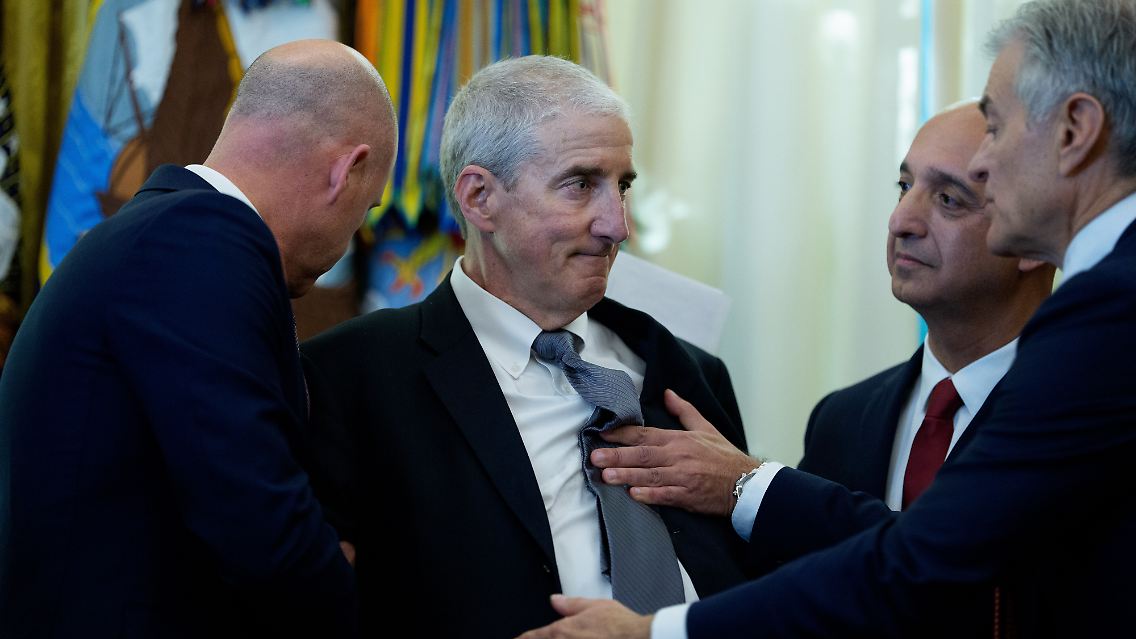 Der Mann in der Mitte kann sich nicht mehr auf den Beinen halten.