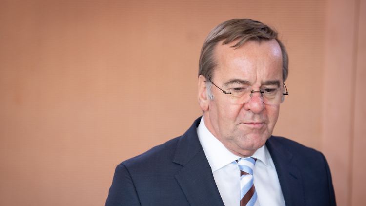 Pistorius will die Bundeswehr kriegstüchtig machen, aber kommt offenbar nicht gut voran damit. 