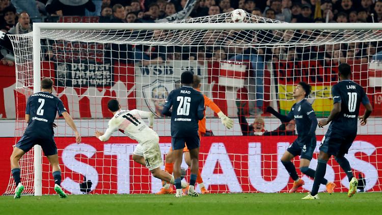 El Khannouss dreht nach dem Führungstreffer zum Jubeln ab.