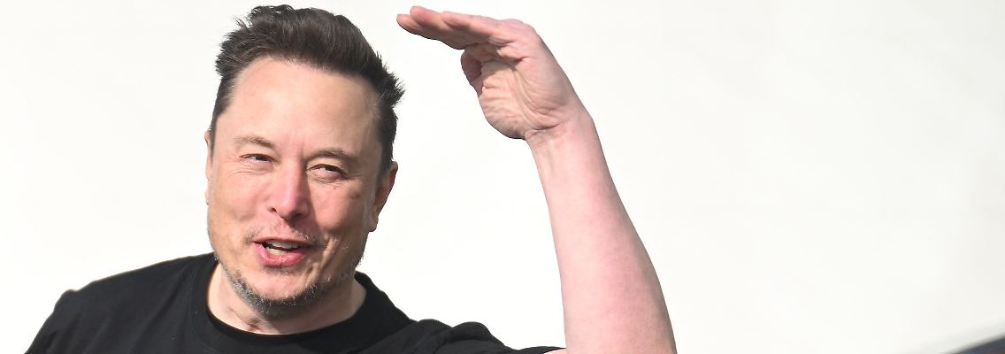 Elon Musk will mit mehr Aktien die Kontrolle über Tesla sichern. (Archivbild)