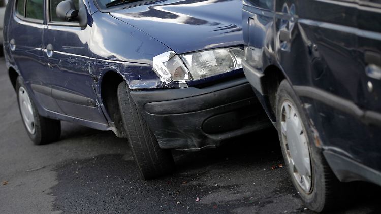 Erst "Quiiieeetsch" - dann "Bumms"? Ja, so klingt es oft, wenn ein Auto auffährt - über die Schuldfrage gibt es danach oft Streit vor Gericht.