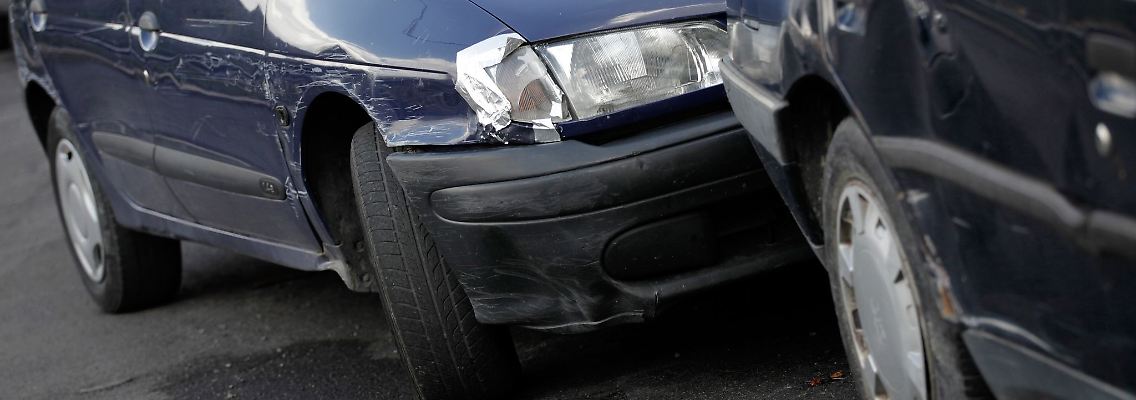 Erst "Quiiieeetsch" - dann "Bumms"? Ja, so klingt es oft, wenn ein Auto auffährt - über die Schuldfrage gibt es danach oft Streit vor Gericht.