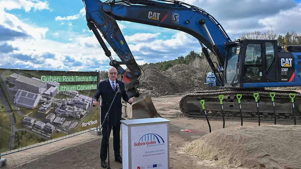 Dietmar-Woidke-SPD-Ministerpraesident-des-Landes-Brandenburg-spricht-auf-dem-Baugelaende-fuer-eine-Lithiumfabrik