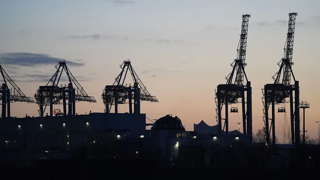 Containerbruecken-sind-am-fruehen-Morgen-im-Hafen-zu-sehen
