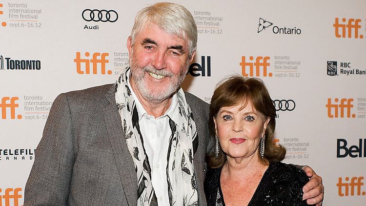 Sie war über 50 Jahre mit John Alderton verheiratet.