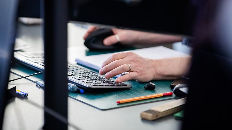 Mitarbeiterüberwachung führt mitunter zu absurden Gegenmaßnahmen: "Mouse Jiggler" täuschen Mausbewegungen vor. Anwesenheit lässt sich auch simulieren, indem man sich mit Fake-WLANs verbindet. Diese Tricks sind demnächst nicht mehr möglich. 