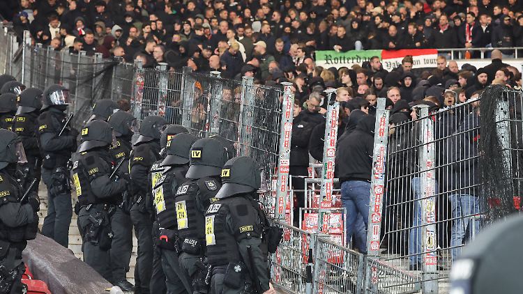 Anhänger von Feyenoord Rotterdam randalierten in Stuttgart.