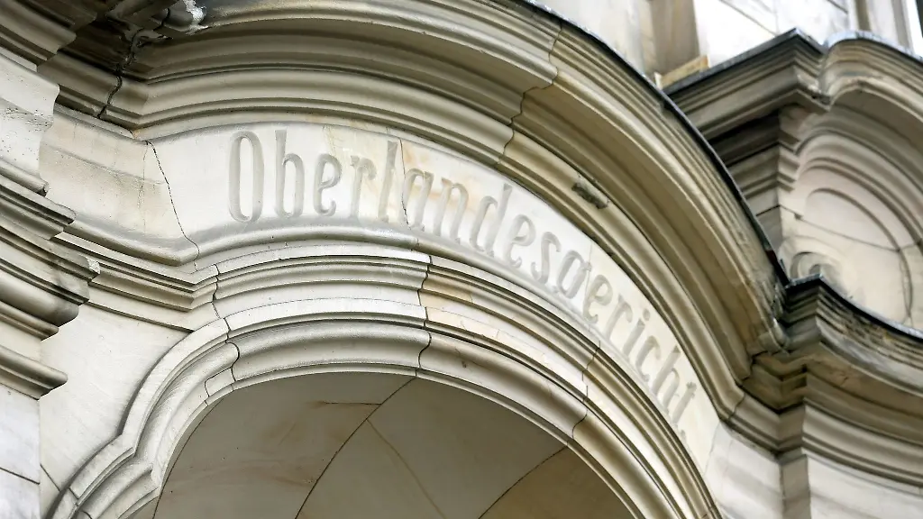 Das-Wort-Oberlandesgericht-ist-am-Eingang-in-Stein-gemeisselt