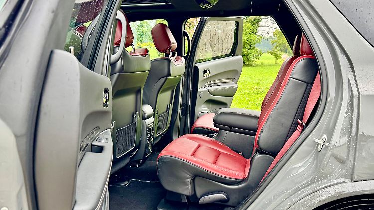 Plenty of space in the second row and comfortable individual seats are available for American-style travel.