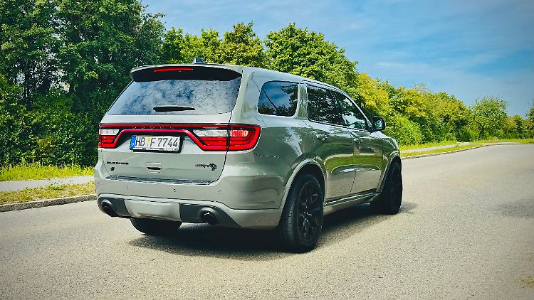 No sign of fancy LED taillights. The Durango is no longer the newest model.