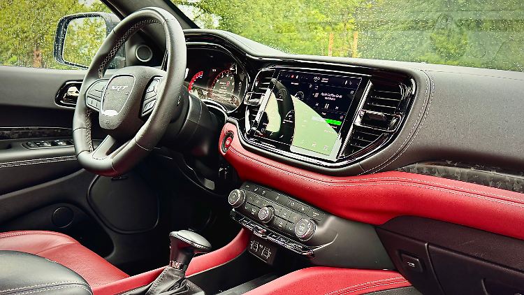 Many users love the convenience of physical buttons, and there are plenty of those. Nevertheless, the all-wheel-drive vehicle also offers a wide range of infotainment options.