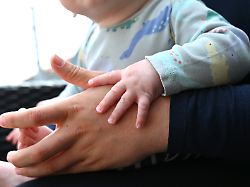 Kindergeld-Schwindel aufgeflogen: Mann will Vaterschaftstest mithilfe von Freund fälschen