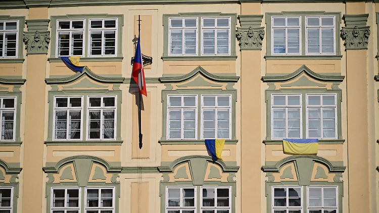 Drei Parteien der scheidenden Mitte-Rechts-Regierung hängen blau-gelbe Fahnen aus ihren Fraktionsbüros.