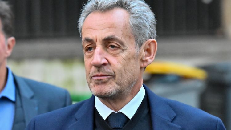 Sarkozy bei seinem Haftantritt: Eine letzte Glattrasur nahm er offenbar gar nicht mehr vor.