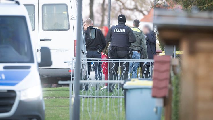 Die tatverdächtige Frau verließ am Donnerstag in Begleitung von Polizeibeamten ihr Wohnhaus.