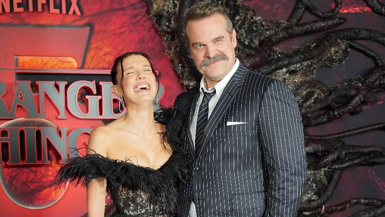 Sie hatten bei der Premiere sichtlich Spaß miteinander: Millie Bobby Brown und David Harbour. 