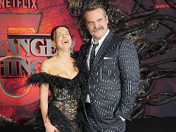 Brown und Harbour ganz innig: "Stranger Things"-Stars trotzen Mobbing-Gerücht