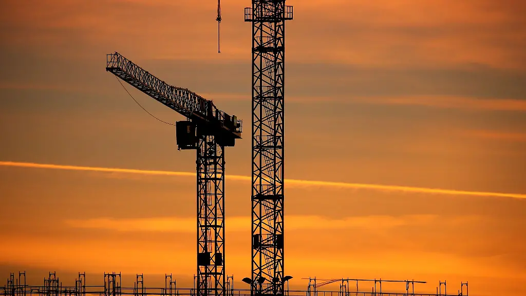 Baukraene-einer-Grossbaustelle-im-Sonnenaufgang-Das-Geschaeftsklima-verbesserte-sich-in-allen-betrachteten-Wirtschaftsbereichen